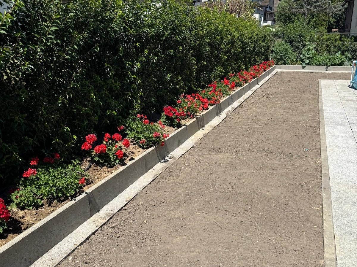 Gartenanlage mit Randsteinen, Schweiz