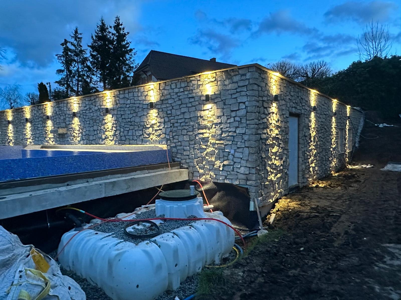 Poolanlage mit Natursteinmauer — Bild 2