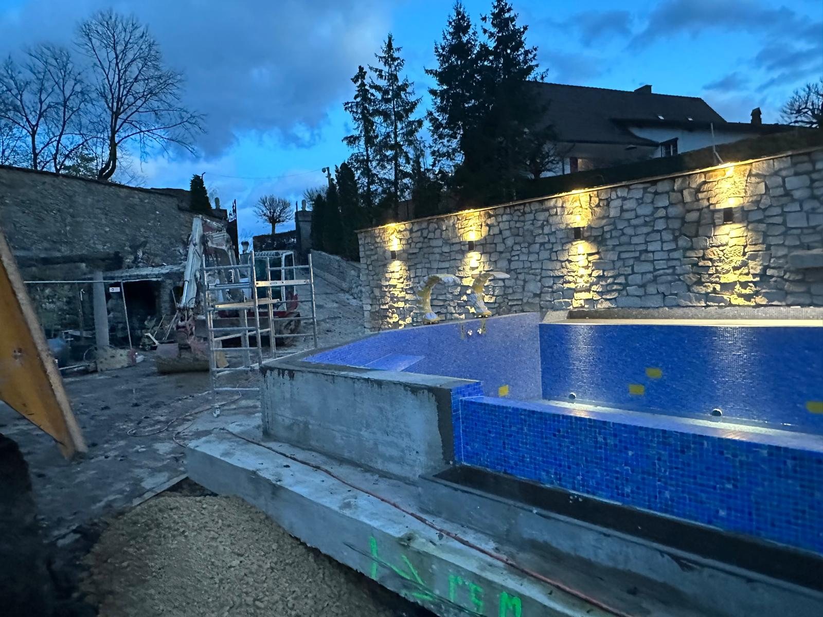 Poolanlage mit Natursteinmauer — Bild 3