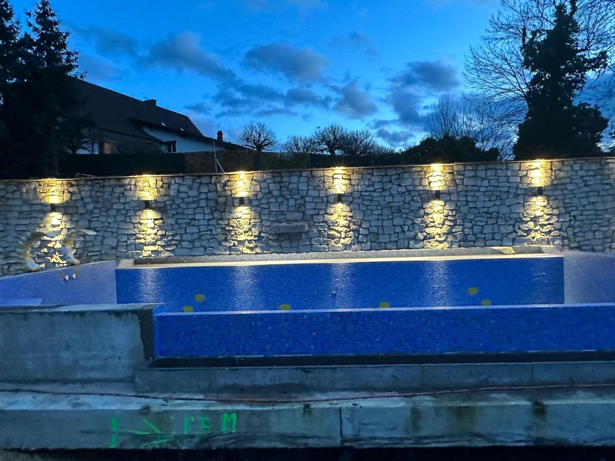 Poolanlage mit Natursteinmauer, Schweiz